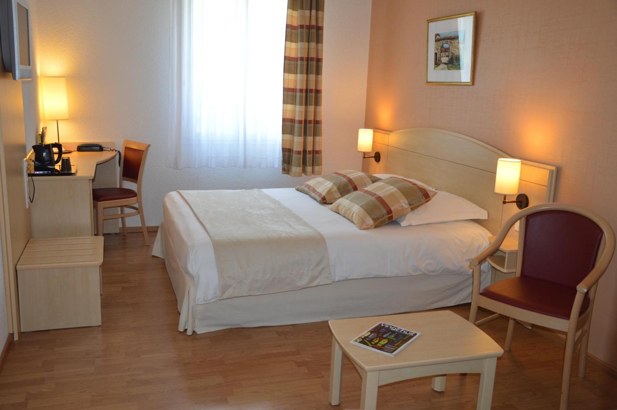 Brit Hotel Châteaudun Buitenkant foto