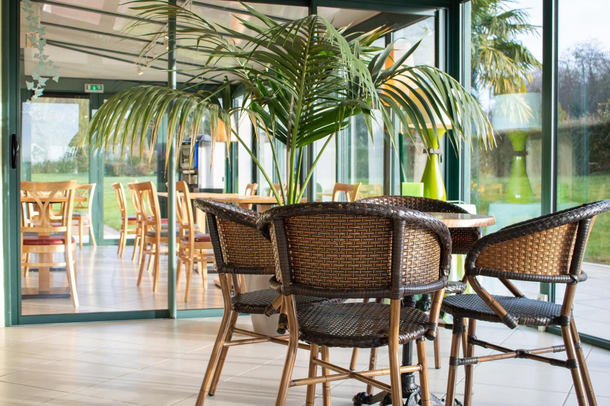 Brit Hotel Châteaudun Buitenkant foto
