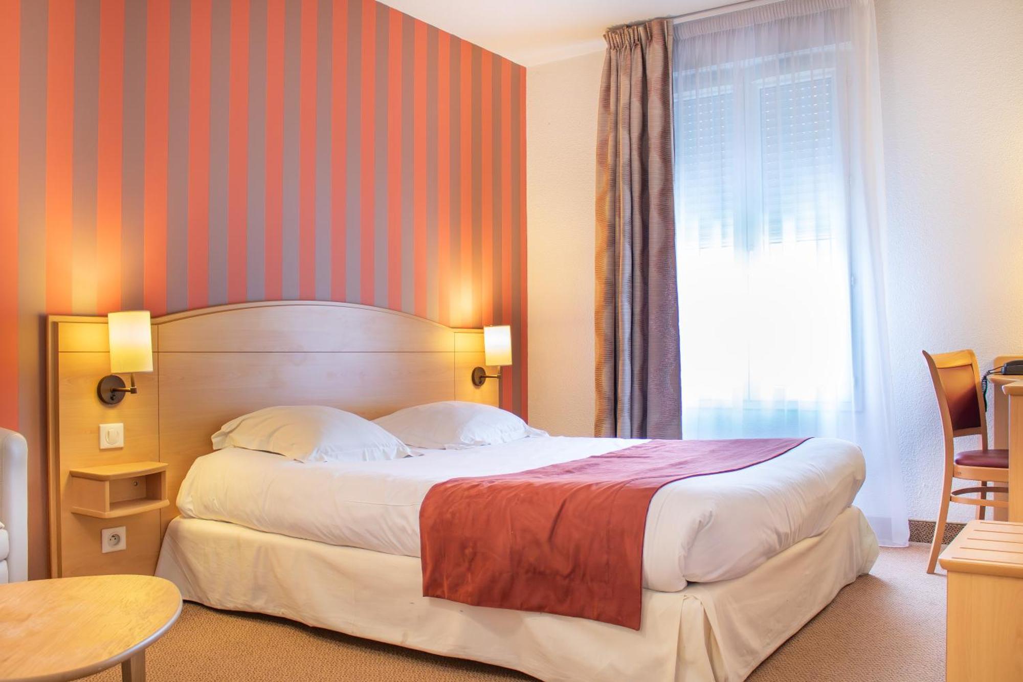 Brit Hotel Châteaudun Buitenkant foto