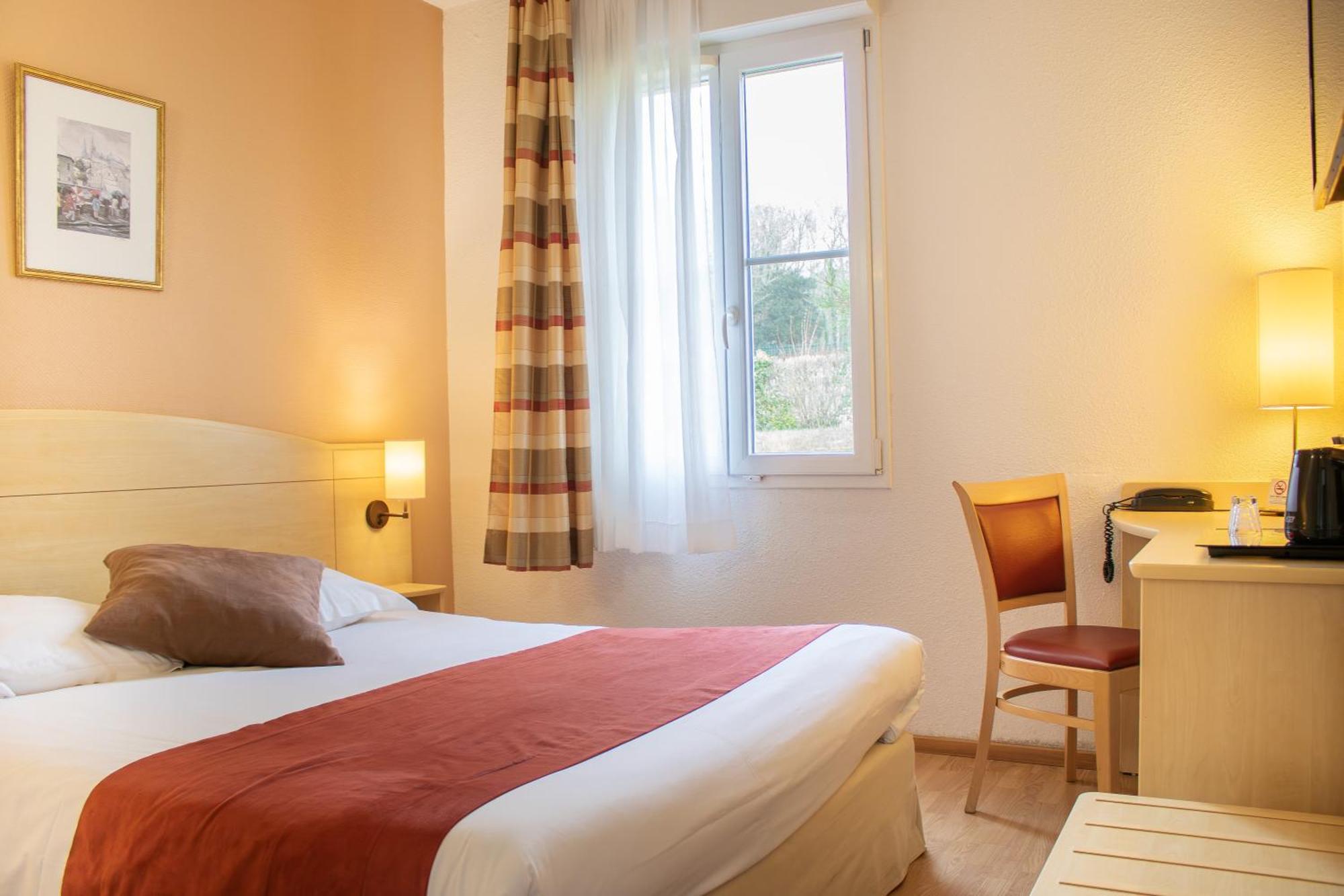 Brit Hotel Châteaudun Buitenkant foto