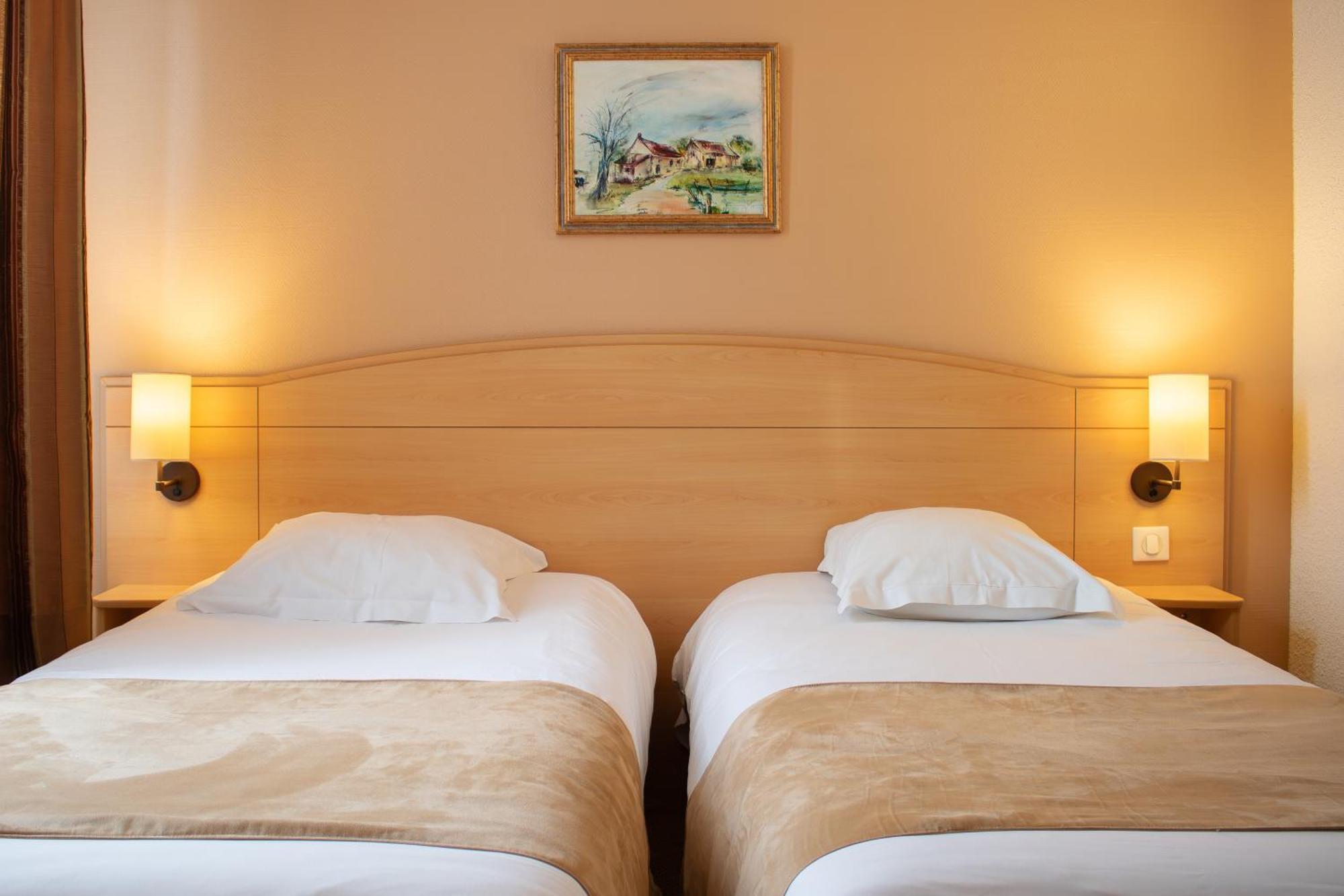 Brit Hotel Châteaudun Buitenkant foto