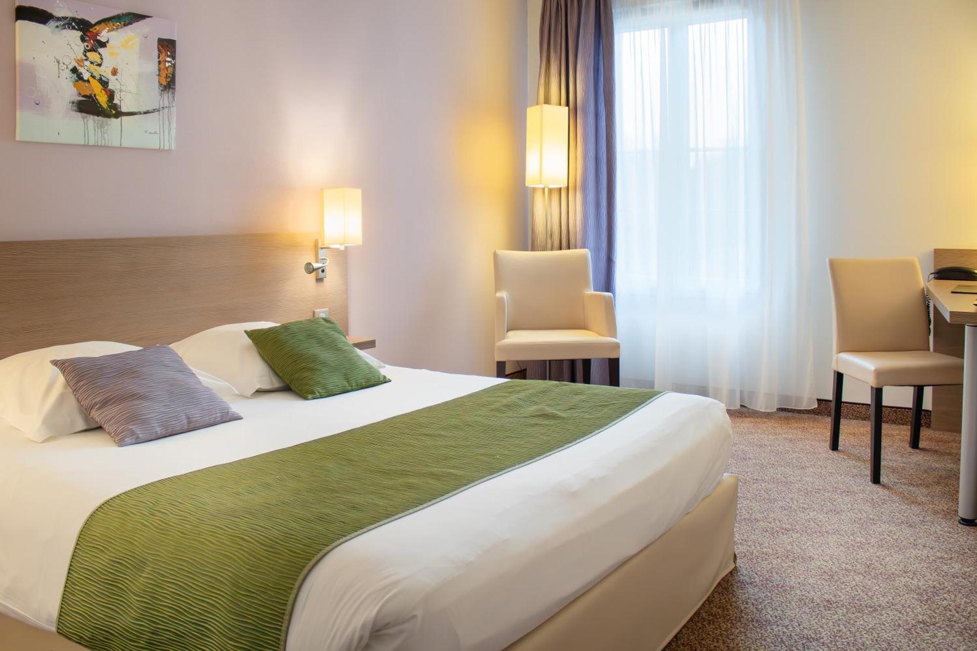 Brit Hotel Châteaudun Buitenkant foto