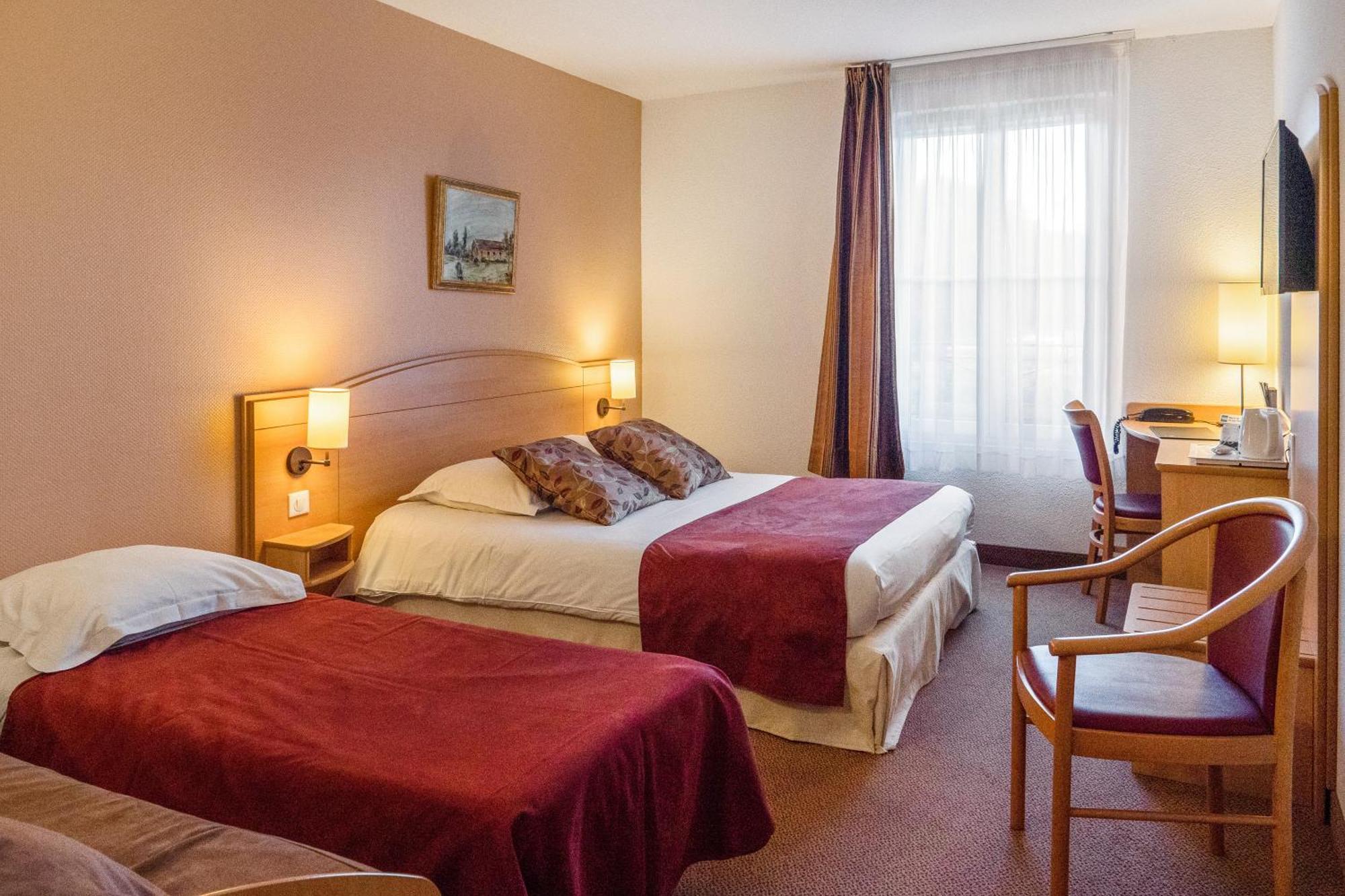 Brit Hotel Châteaudun Buitenkant foto