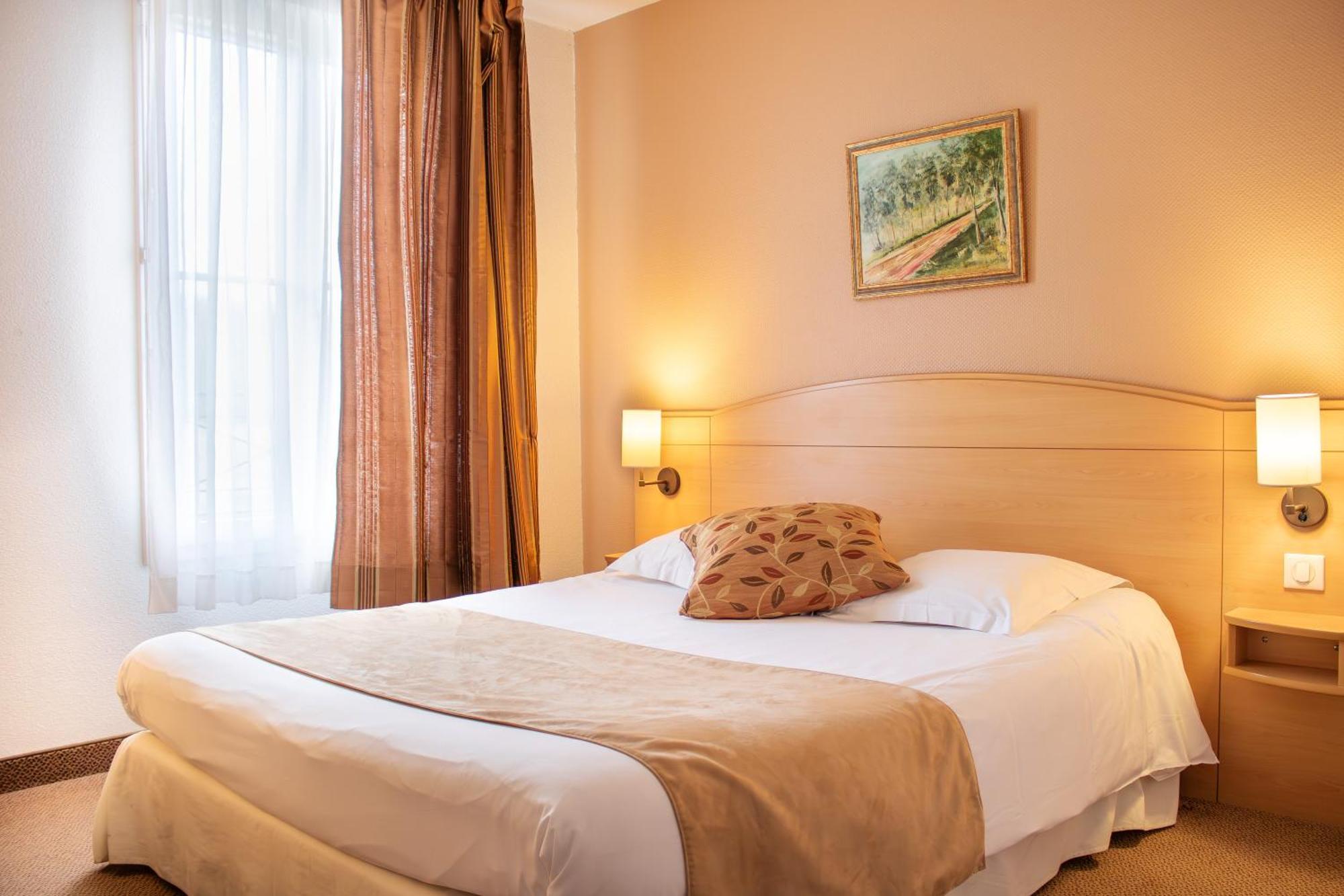 Brit Hotel Châteaudun Buitenkant foto