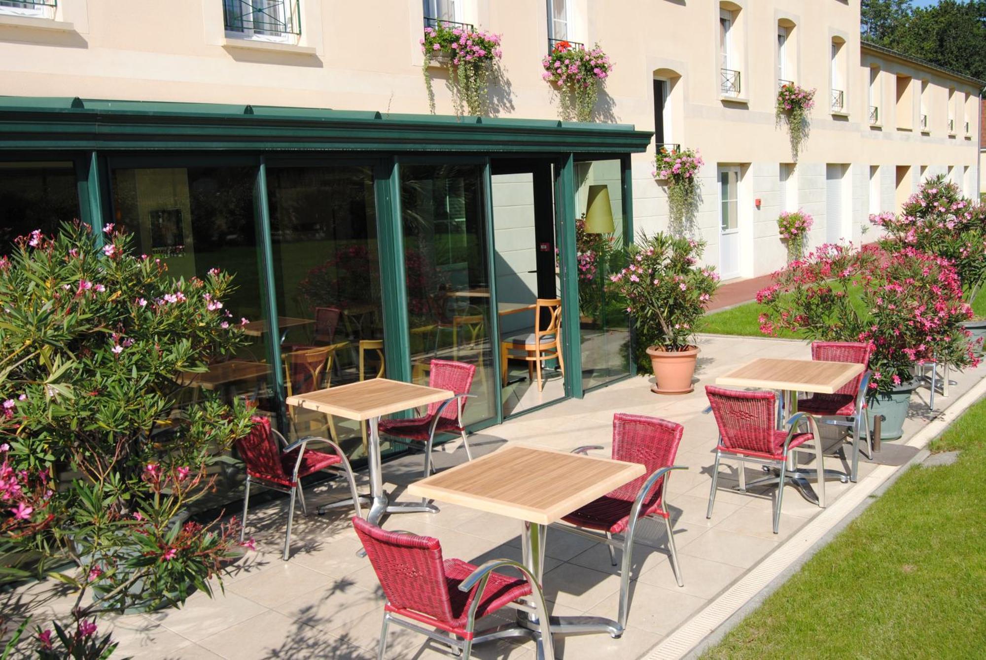 Brit Hotel Châteaudun Buitenkant foto