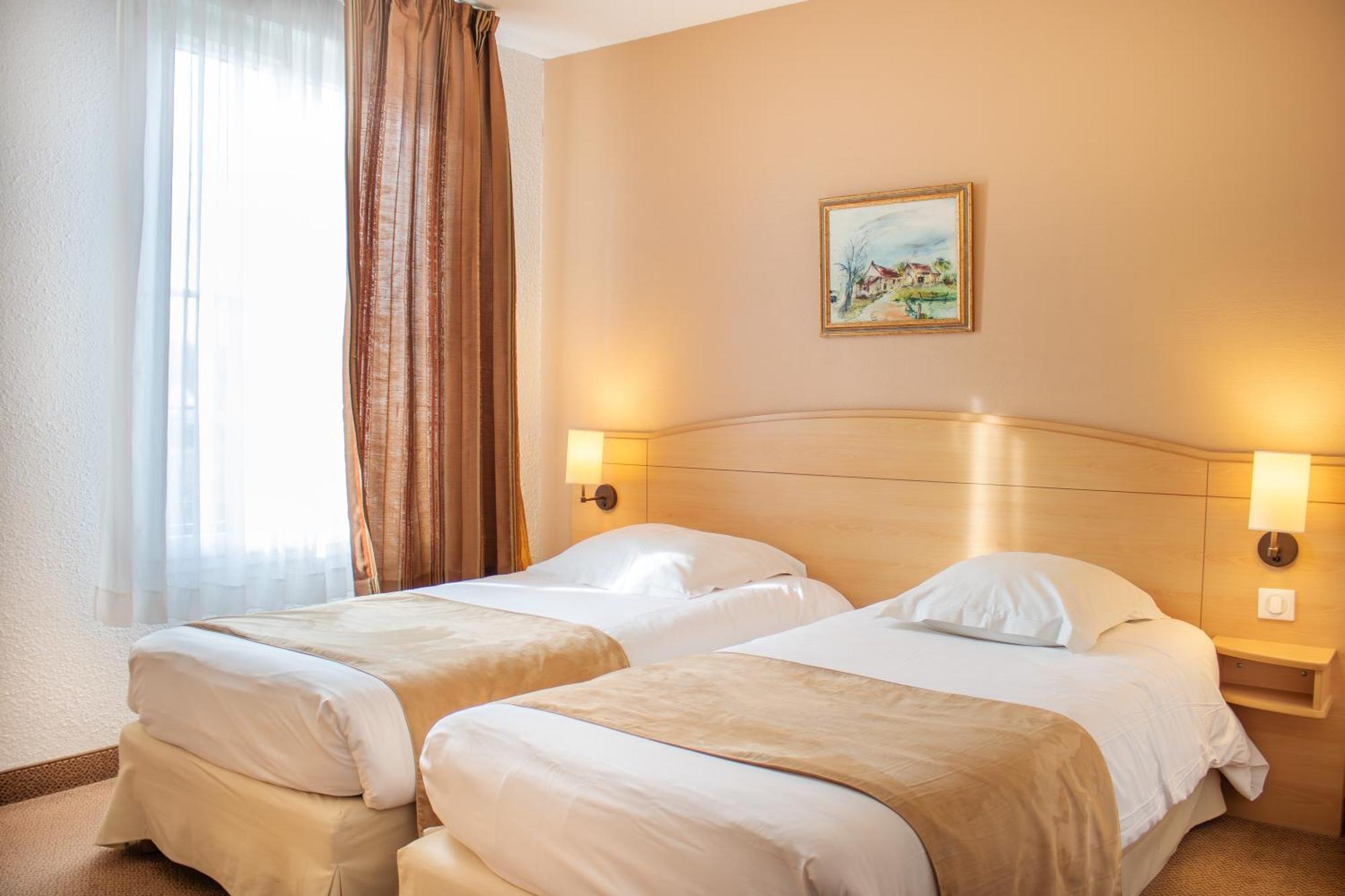 Brit Hotel Châteaudun Buitenkant foto