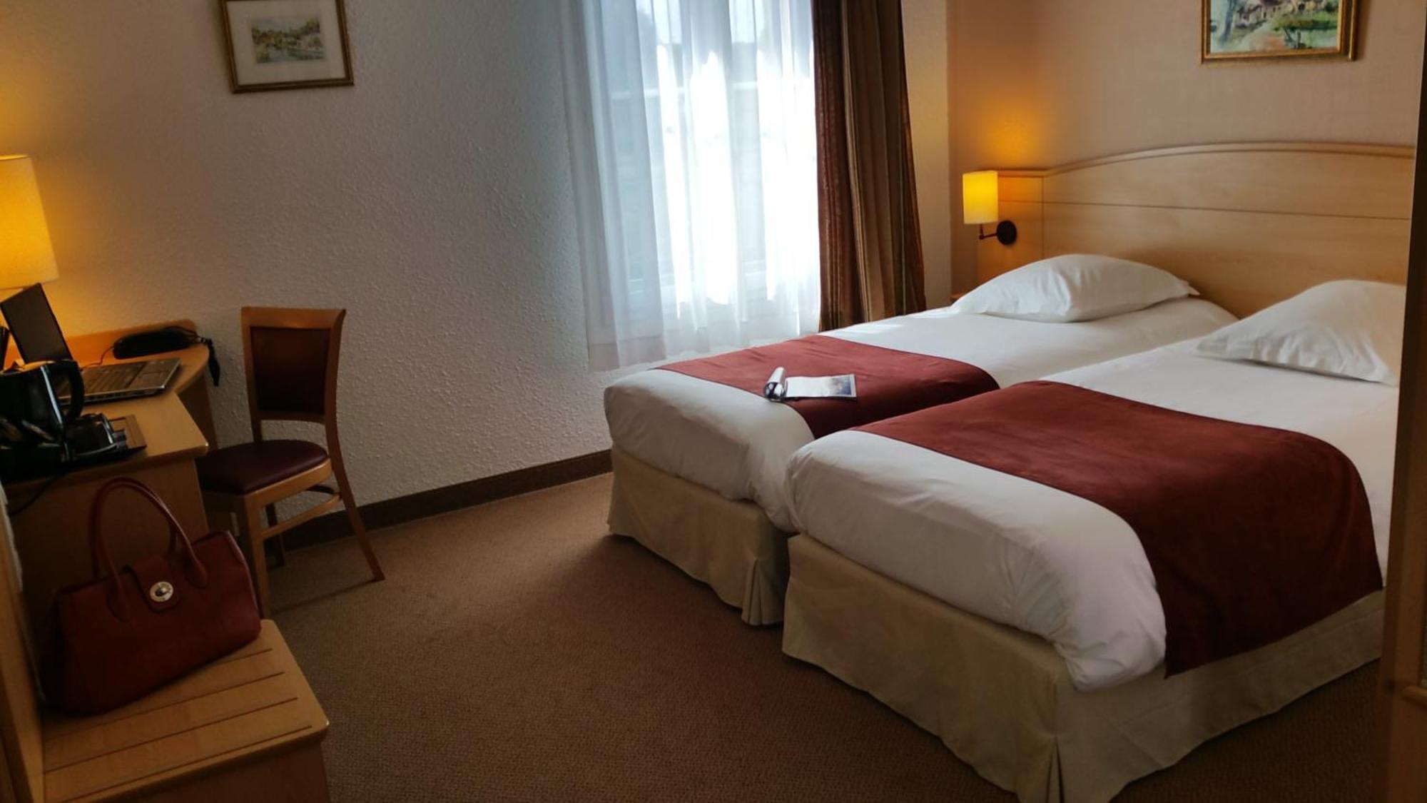 Brit Hotel Châteaudun Buitenkant foto