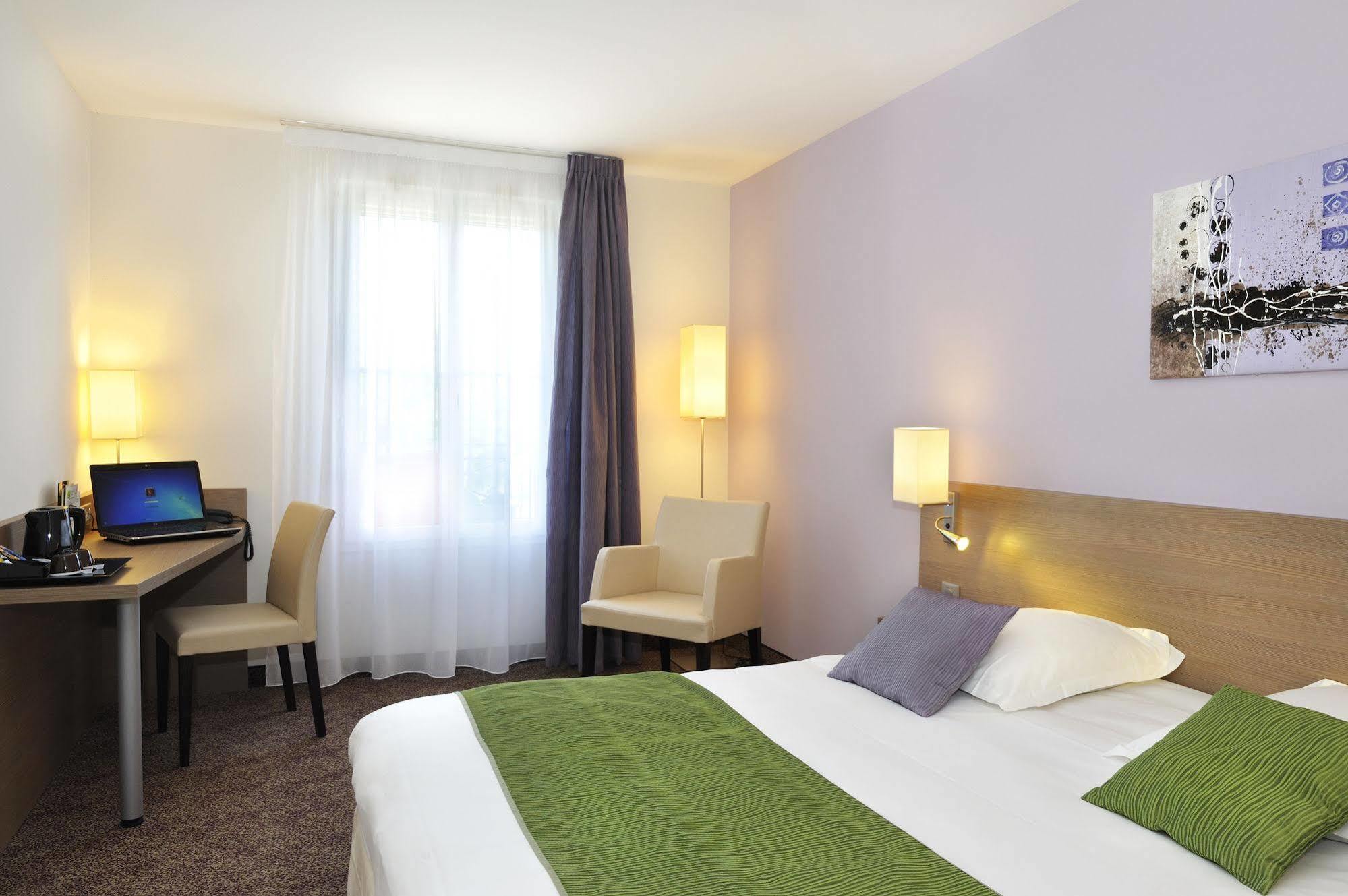 Brit Hotel Châteaudun Buitenkant foto