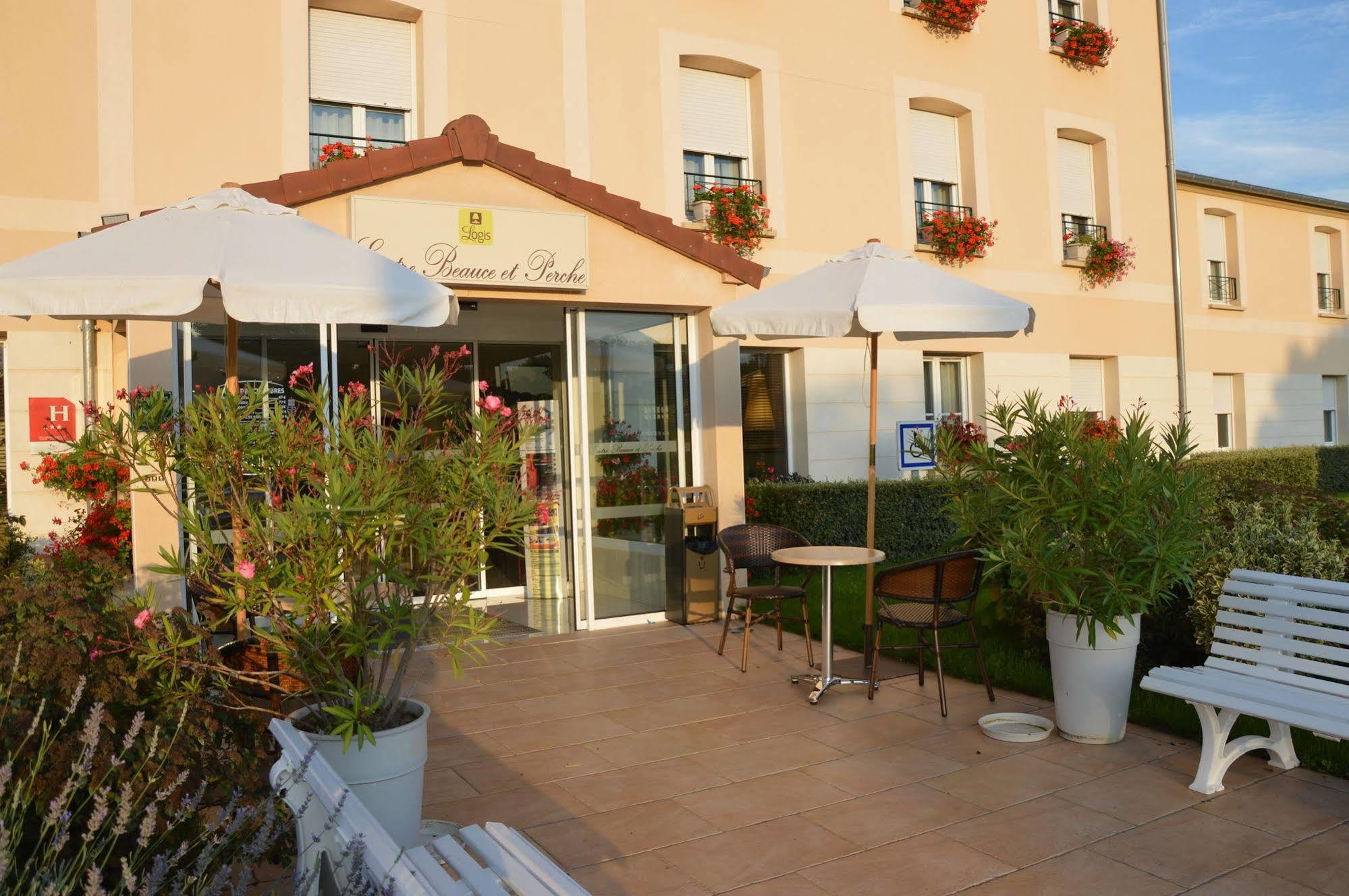 Brit Hotel Châteaudun Buitenkant foto