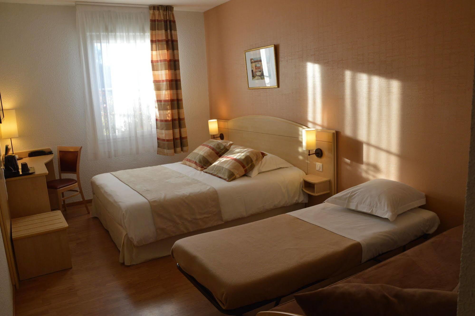 Brit Hotel Châteaudun Buitenkant foto