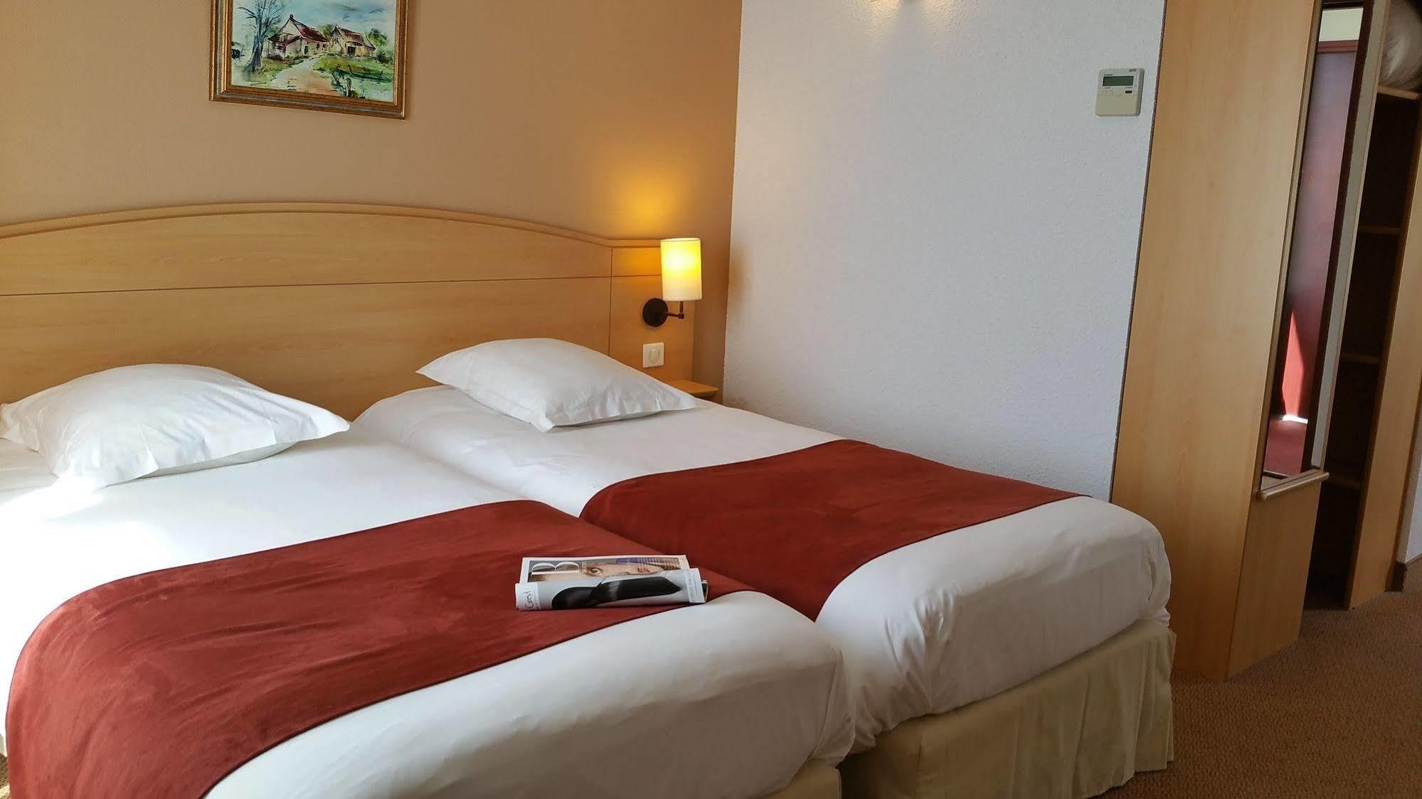 Brit Hotel Châteaudun Buitenkant foto